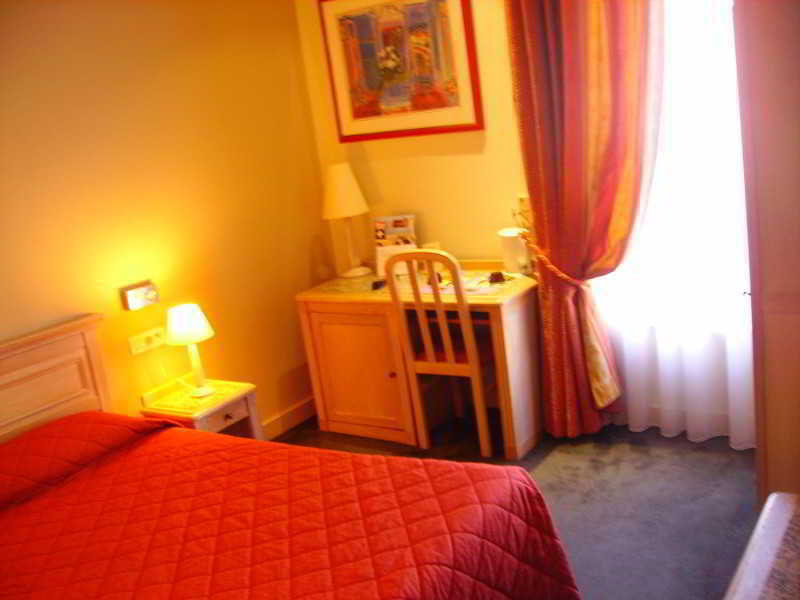 Brit Hotel Aux Sacres Reims, Centre Historique Luaran gambar